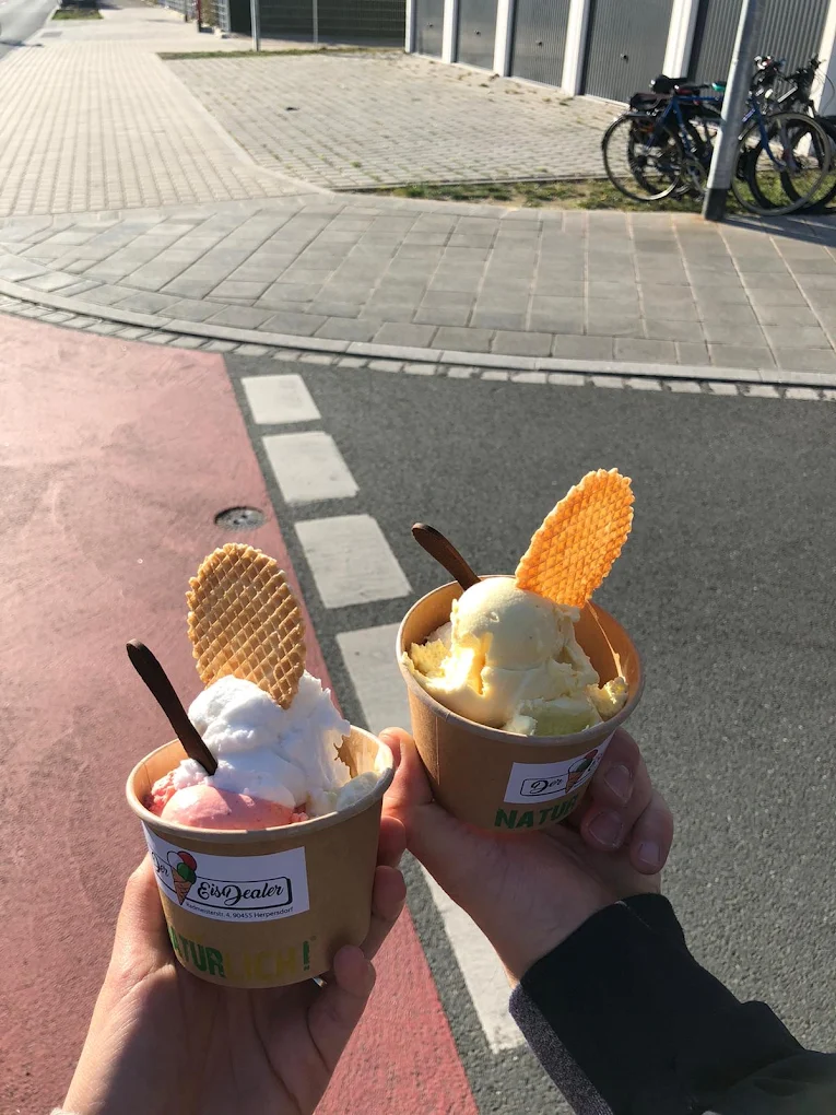 Zwei kunstvoll dekorierte Eisbecher beim EisDealer
